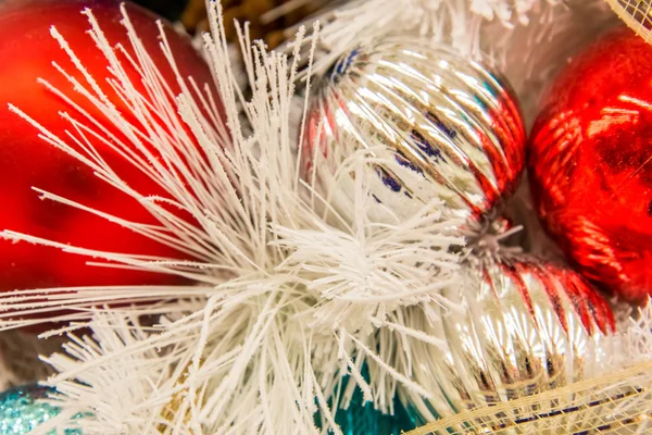 Decoraciones navideñas, adornos multicolores — Foto de Stock