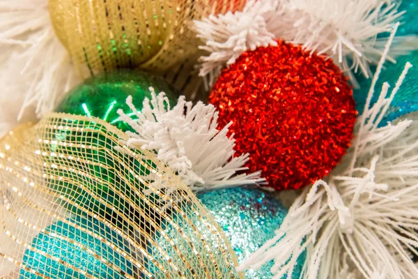 Kerstversiering, multi-gekleurde ornamenten — Stockfoto