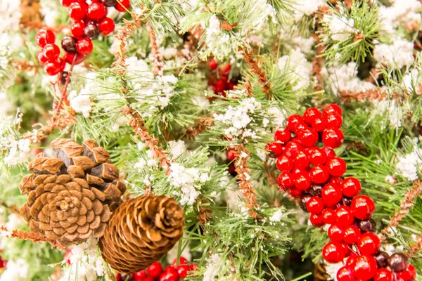 Dekoracje na Boże Narodzenie, jagody i szyszki — Zdjęcie stockowe
