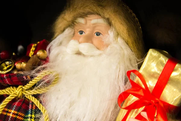Addobbi natalizi, Bambola Santa con regali — Foto Stock
