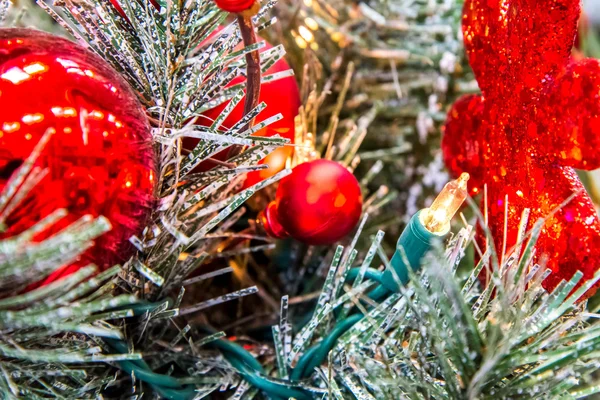 Decoraciones de Navidad, luces en el árbol —  Fotos de Stock