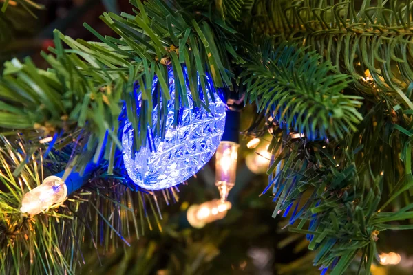 Weihnachtsschmuck, Lichter im Baum — Stockfoto