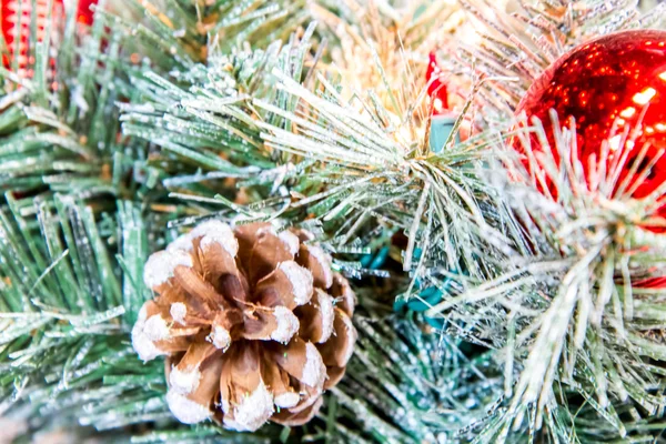 Decoraciones de Navidad, luces en el árbol — Foto de Stock