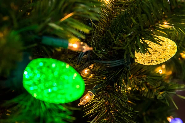 Decoraciones de Navidad, luces en el árbol —  Fotos de Stock