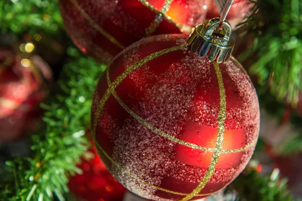Weihnachtsdekoration, roter und goldener Schmuck — Stockfoto