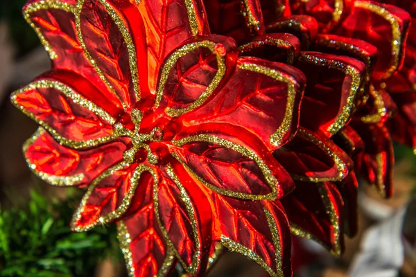 Decorazioni natalizie, ornamenti in oro e rosso — Foto Stock