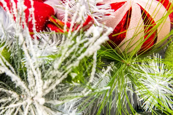 Kerst decoraties, rode, witte en groene versieringen — Stockfoto
