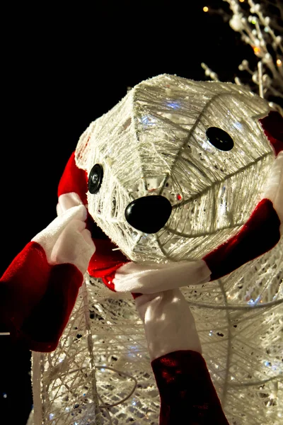 Decoraciones de Navidad, patio al aire libre oso polar con bufanda — Foto de Stock