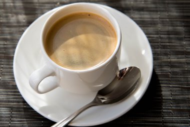 Sabah sabah güneşin espresso fincan