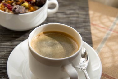 kahve ve yulaf ezmesi meyve ve fındık kahvaltı ayarı