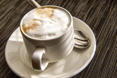 sabah fincan kapuçino sabah güneşi