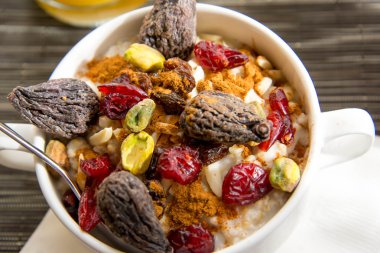 kuru incir, yulaf ezmesi ve portakal suyu kahvaltı ayarı