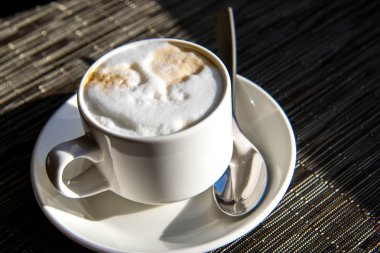 sabah fincan kapuçino sabah güneşi