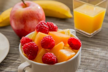 Sabit haşlanmış yumurta ve meyve besleyici kahvaltı dilimlenmiş