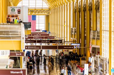Parlak bir Havaalanı yürüyen yolcu