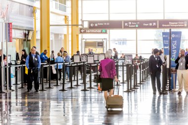 Tsa hattı havaalanında yolcu