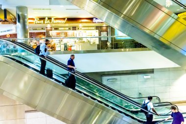 İnsanlar üzerinde yürüyen bir Havaalanı'nda