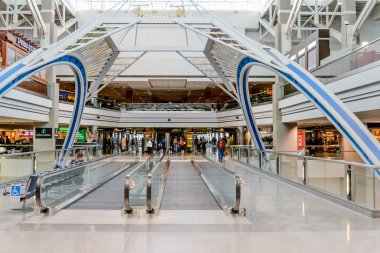 İnsanlar yürürken, insanlar ve insanlar movers lambalarıdır çatısı