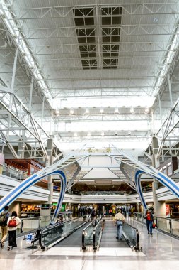 İnsanlar yürürken, insanlar ve insanlar movers lambalarıdır çatısı