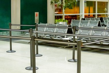 boş Havaalanı oturma - tipik siyah sandalye yatılı bekleyen