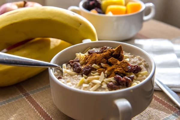 Frutas frescas e aveia com coberturas saudáveis para o pequeno-almoço — Fotografia de Stock