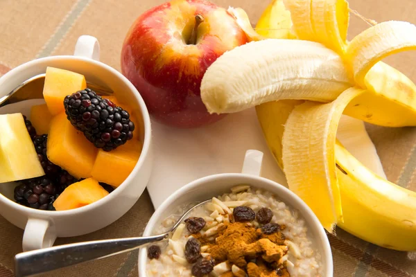 Fresh fruit and oatmeal with healthy toppings for breakfast — Stock Photo, Image