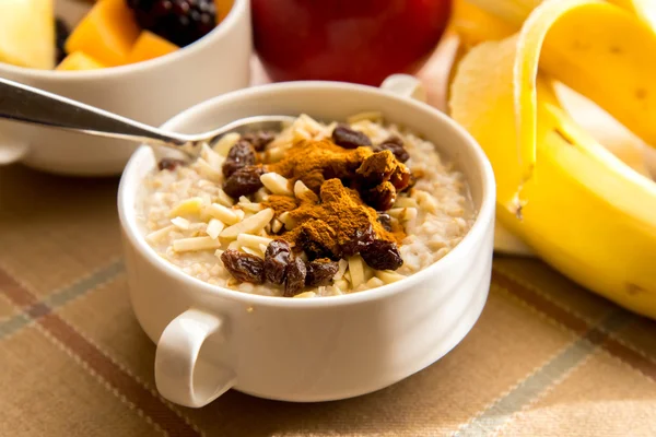 Taze meyve ve kahvaltı için sağlıklı Topingler ile yulaf ezmesi