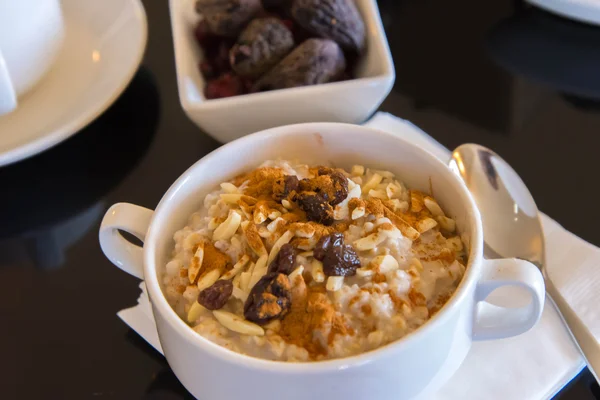 Café y avena con fruta seca desayuno saludable —  Fotos de Stock