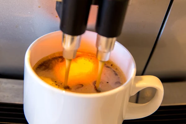 Máquina de café fazendo uma xícara fresca de expresso — Fotografia de Stock