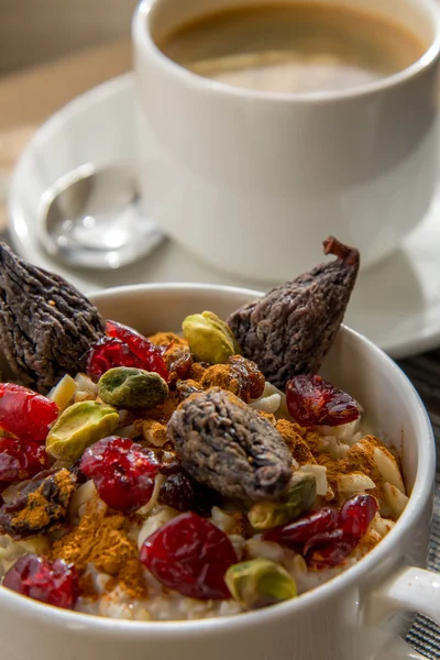 Café e aveia com frutas e nozes configuração café da manhã — Fotografia de Stock