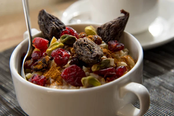 Café e aveia com frutas e nozes configuração café da manhã — Fotografia de Stock