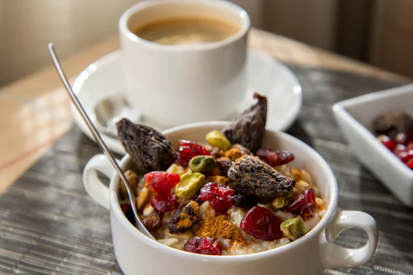 Café e aveia com frutas e nozes configuração café da manhã — Fotografia de Stock