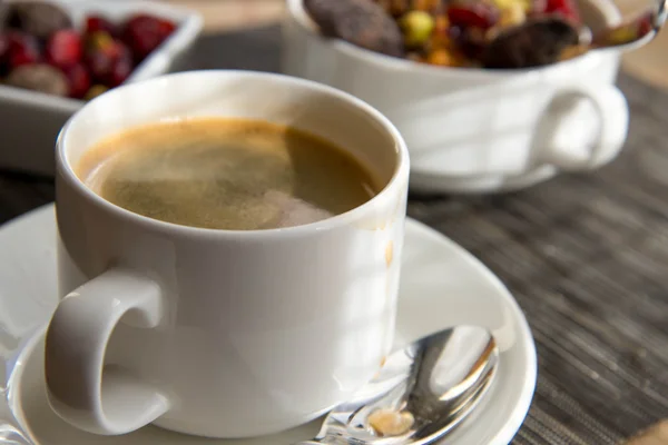 Café e aveia com frutas e nozes configuração café da manhã — Fotografia de Stock