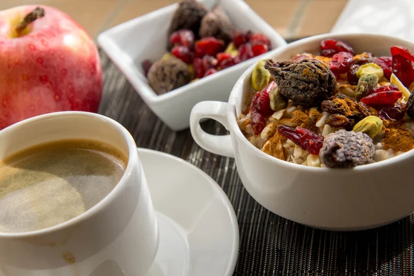 Café y avena con fruta y nueces desayuno — Foto de Stock