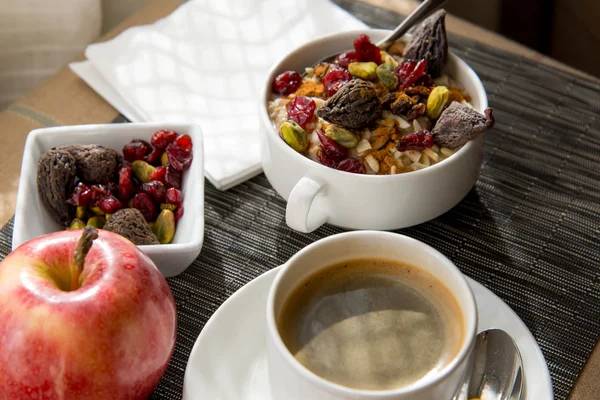 Café y avena con fruta y nueces desayuno — Foto de Stock