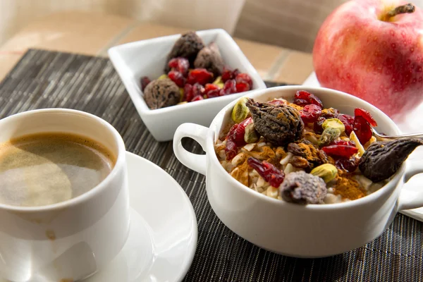 新鮮なフルーツやオートミール朝食健康的なトッピング — ストック写真
