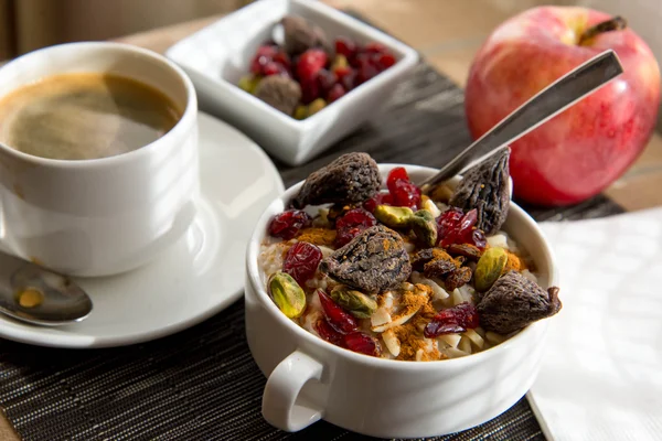 Frutas frescas e aveia com coberturas saudáveis para o pequeno-almoço — Fotografia de Stock