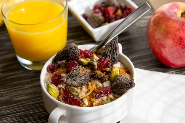 Frutas frescas e aveia com coberturas saudáveis para o pequeno-almoço — Fotografia de Stock