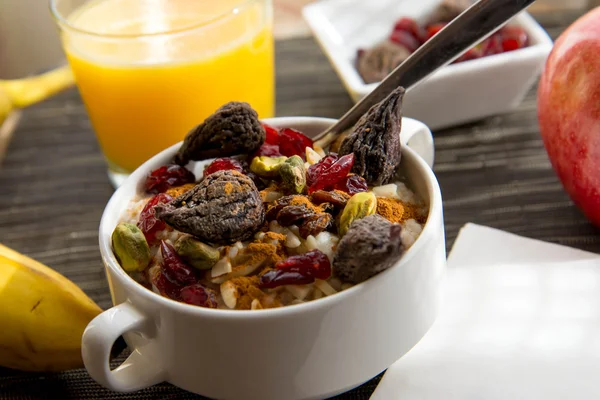 Frutas frescas e aveia com coberturas saudáveis para o pequeno-almoço — Fotografia de Stock