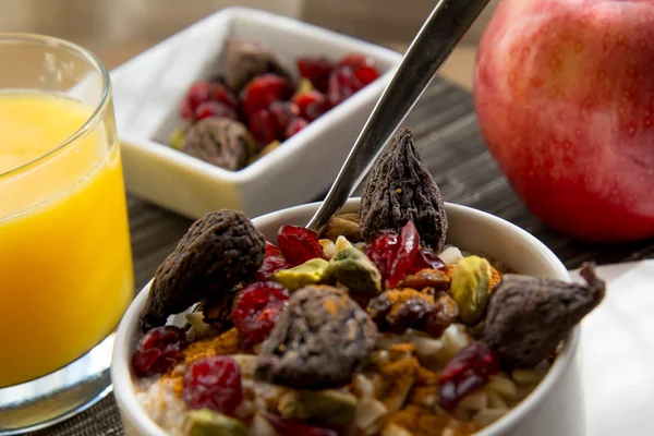 Frutas frescas e aveia com coberturas saudáveis para o pequeno-almoço — Fotografia de Stock