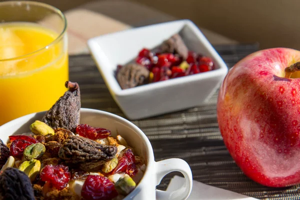 Fruta fresca y harina de avena con ingredientes saludables para el desayuno — Foto de Stock