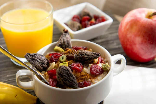 Frutas frescas e aveia com coberturas saudáveis para o pequeno-almoço — Fotografia de Stock