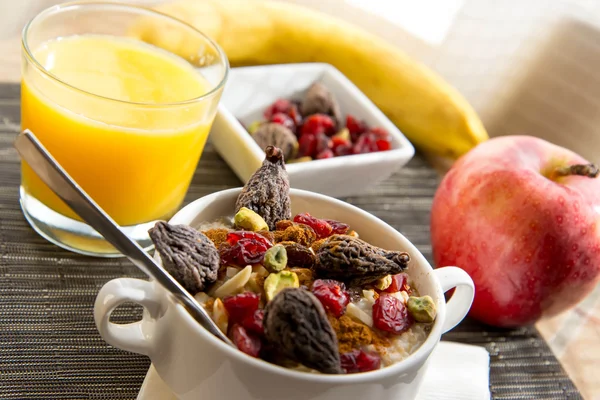 Frutas frescas e aveia com coberturas saudáveis para o pequeno-almoço — Fotografia de Stock