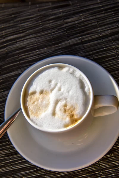 Xícara da manhã de cappuccino no sol da manhã — Fotografia de Stock