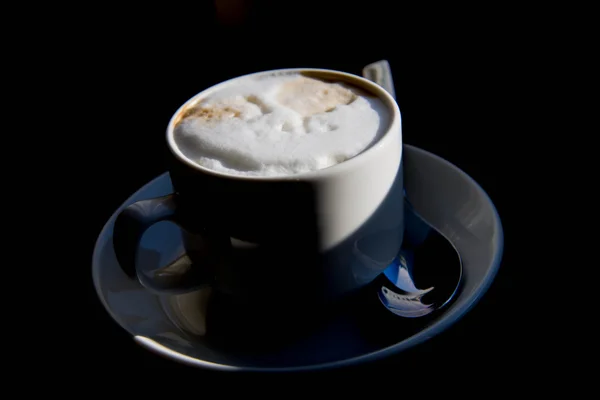 Xícara da manhã de cappuccino no sol da manhã — Fotografia de Stock
