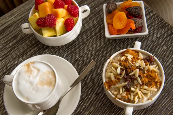 Fruta fresca y harina de avena con ingredientes saludables para el desayuno — Foto de Stock