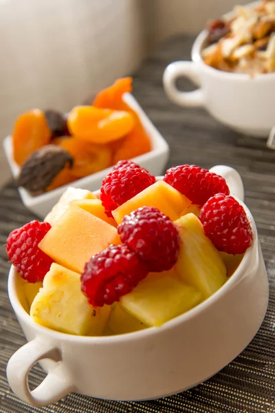 Čerstvé ovoce a ovesné vločky s zdravé zálivky na snídani — Stock fotografie