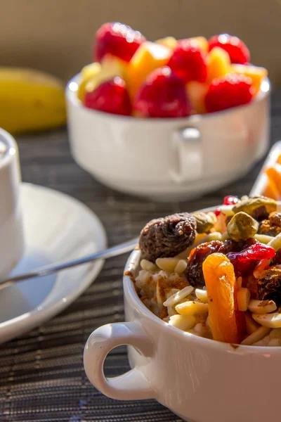 Frutas frescas e aveia com coberturas saudáveis para o pequeno-almoço — Fotografia de Stock