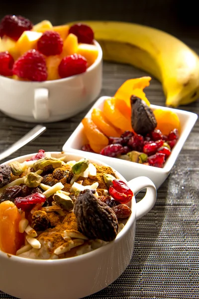 Frutas frescas e aveia com coberturas saudáveis para o pequeno-almoço — Fotografia de Stock