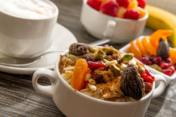 Frutas frescas e aveia com coberturas saudáveis para o pequeno-almoço — Fotografia de Stock